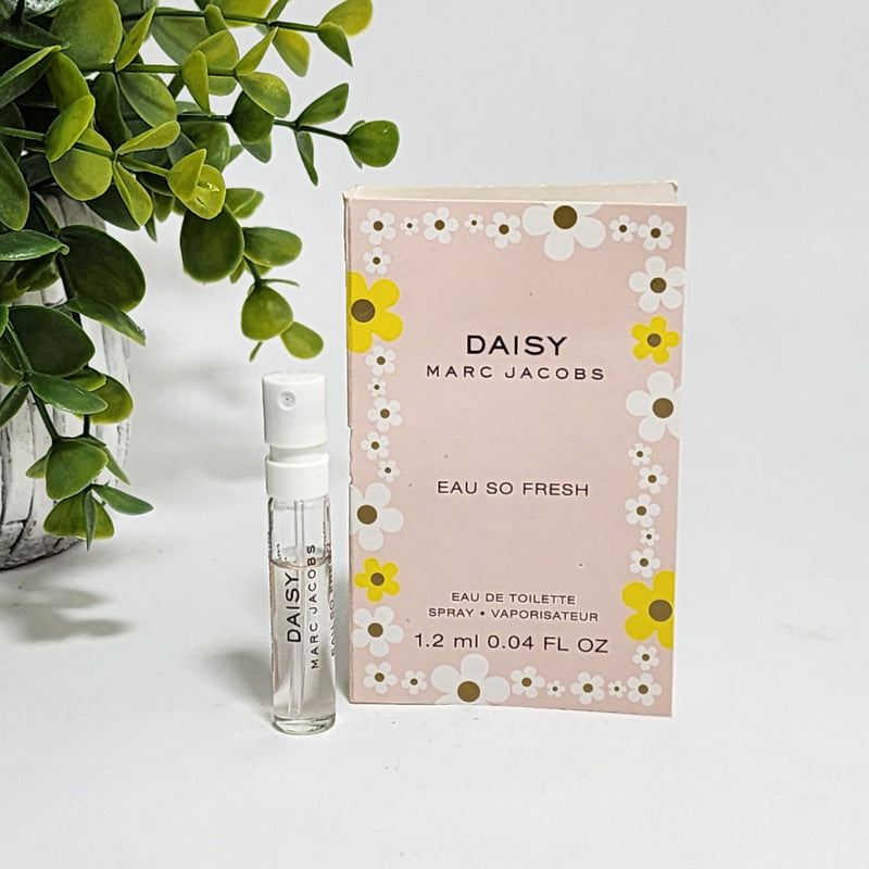Marc Jacobs Daisy Eau So Fresh EDT Spray Vial SAMPLE size 0.04 fl oz / 1.2 mL